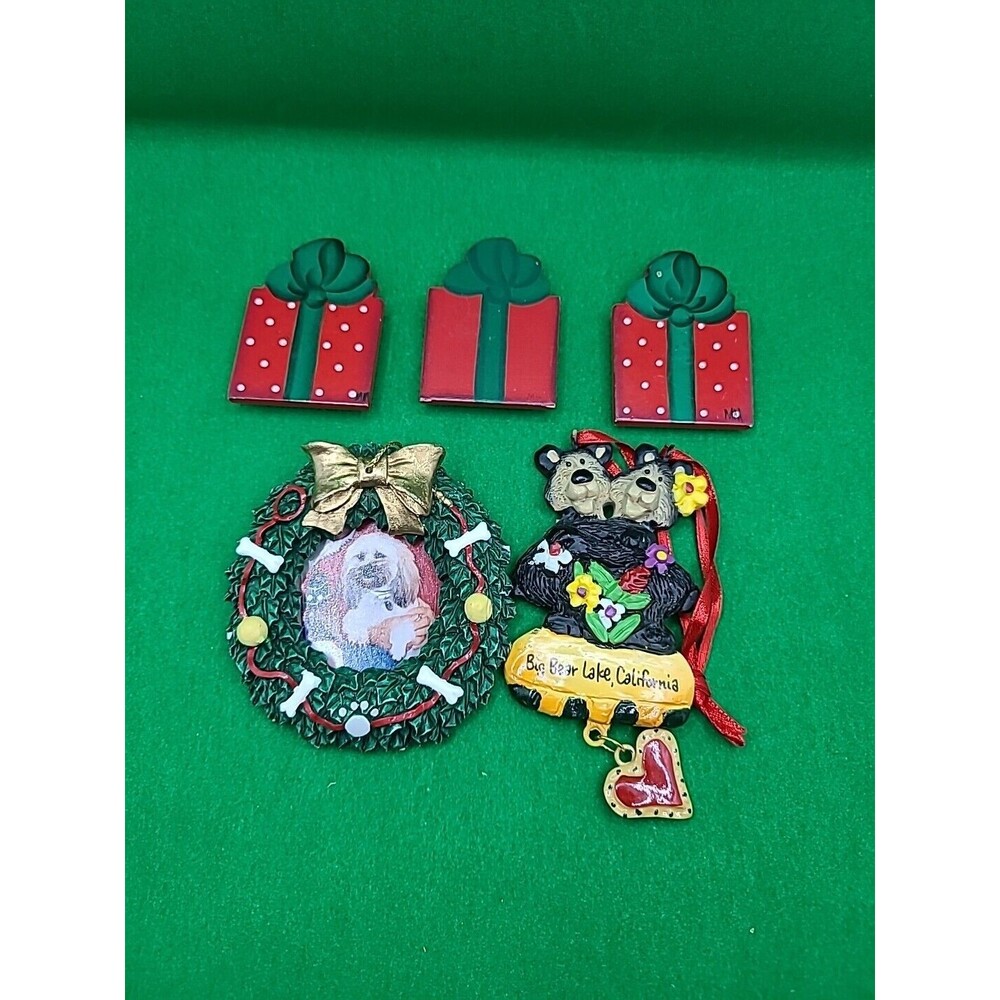 5 Magnets - 3 Christmas Presents 1 Xmas Wreaths 1 Huggy Bears Made In USA